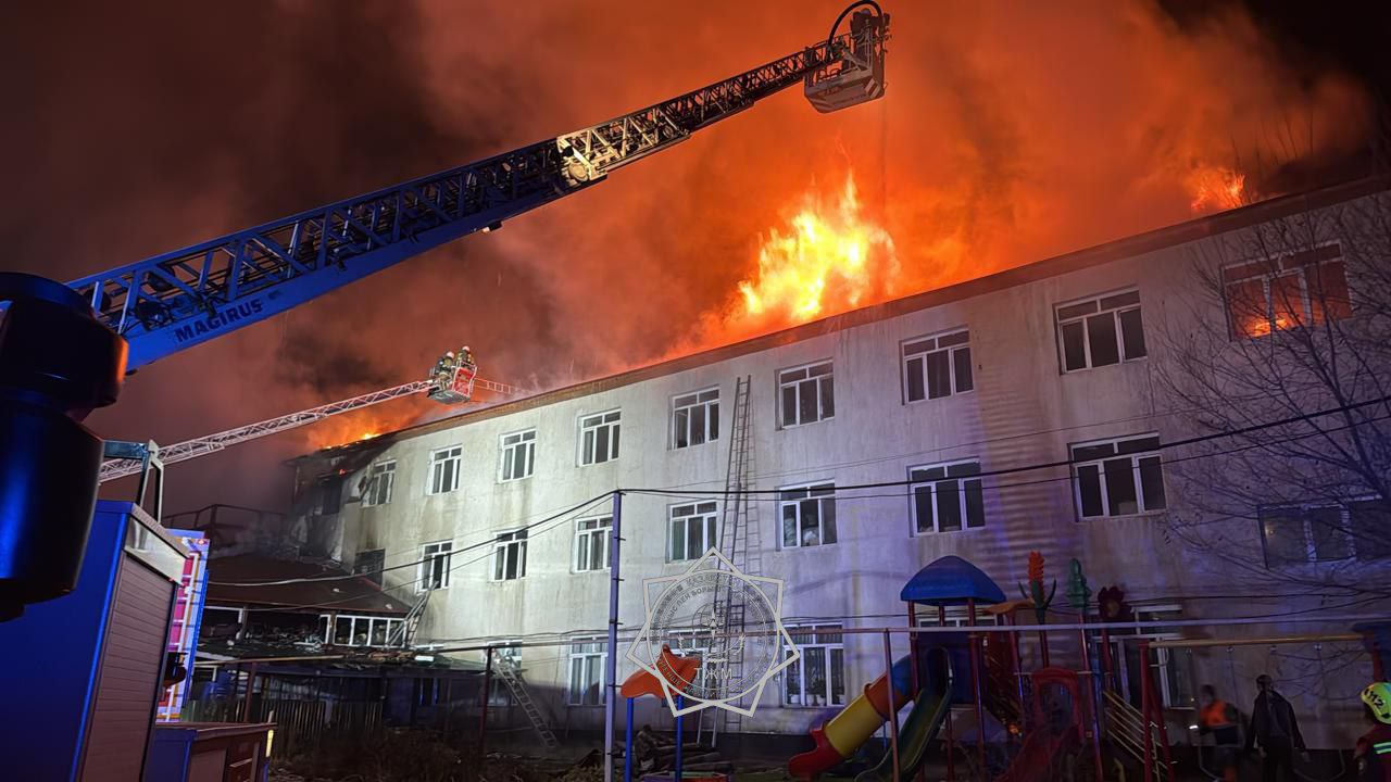 В Алматы вспыхнул крупный пожар в детском доме