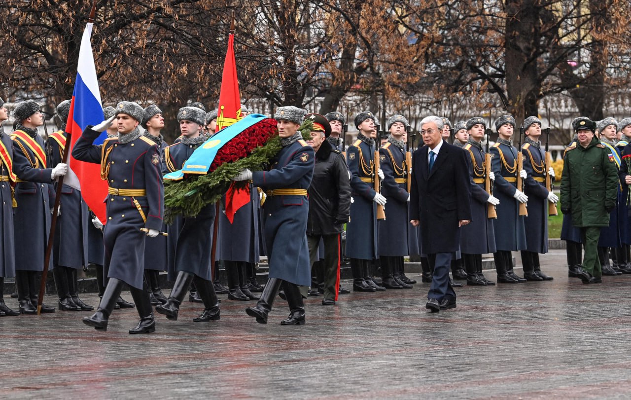 Токаев возложил цветы к памятнику-мемориалу «Могила неизвестного солдата»