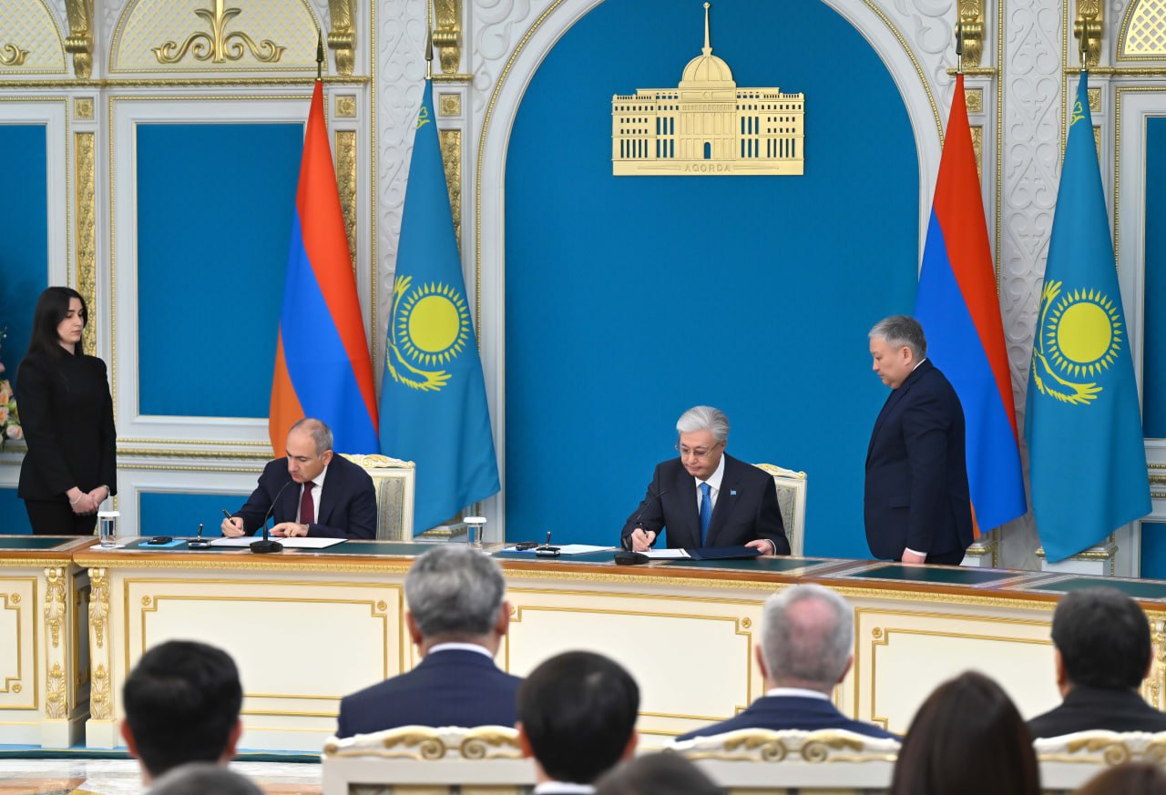В присутствии Токаева и Пашиняна члены официальных делегаций обменялись межправительственными и межведомственными документами