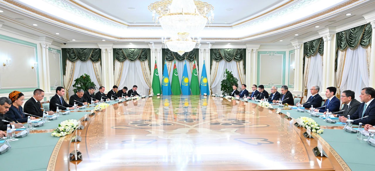 Глава государства и президент Туркменистана провели переговоры в расширенном составе