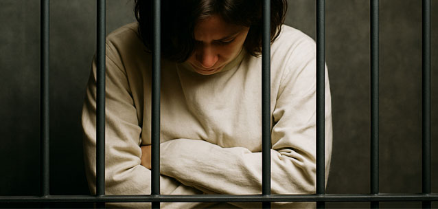 Страдающая параноидальной шизофренией женщина ранила мать и расправилась с соседом