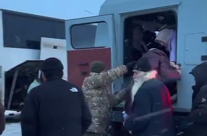 Спасатели эвакуировали 53 иностранцев с трассы в Акмолинской области