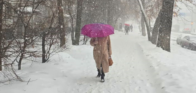 Штормовое предупреждение объявили на большей части Казахстана