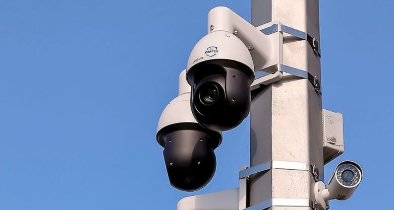 Жителей Астаны предупредили о работающих камерах на одном из оживленных проспектов