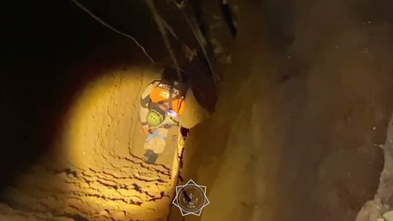 Сотрудники МЧС спасли мужчину, упавшего в глубокий колодец