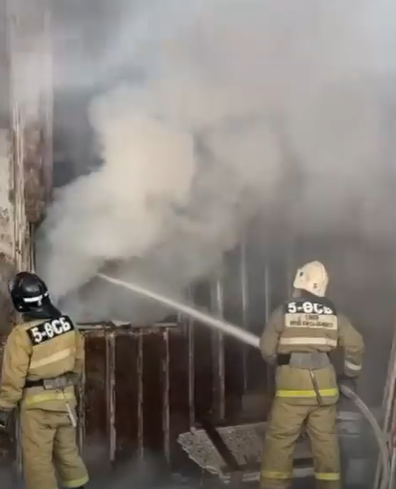 В Костанае тушат пожар по повышенному рангу 