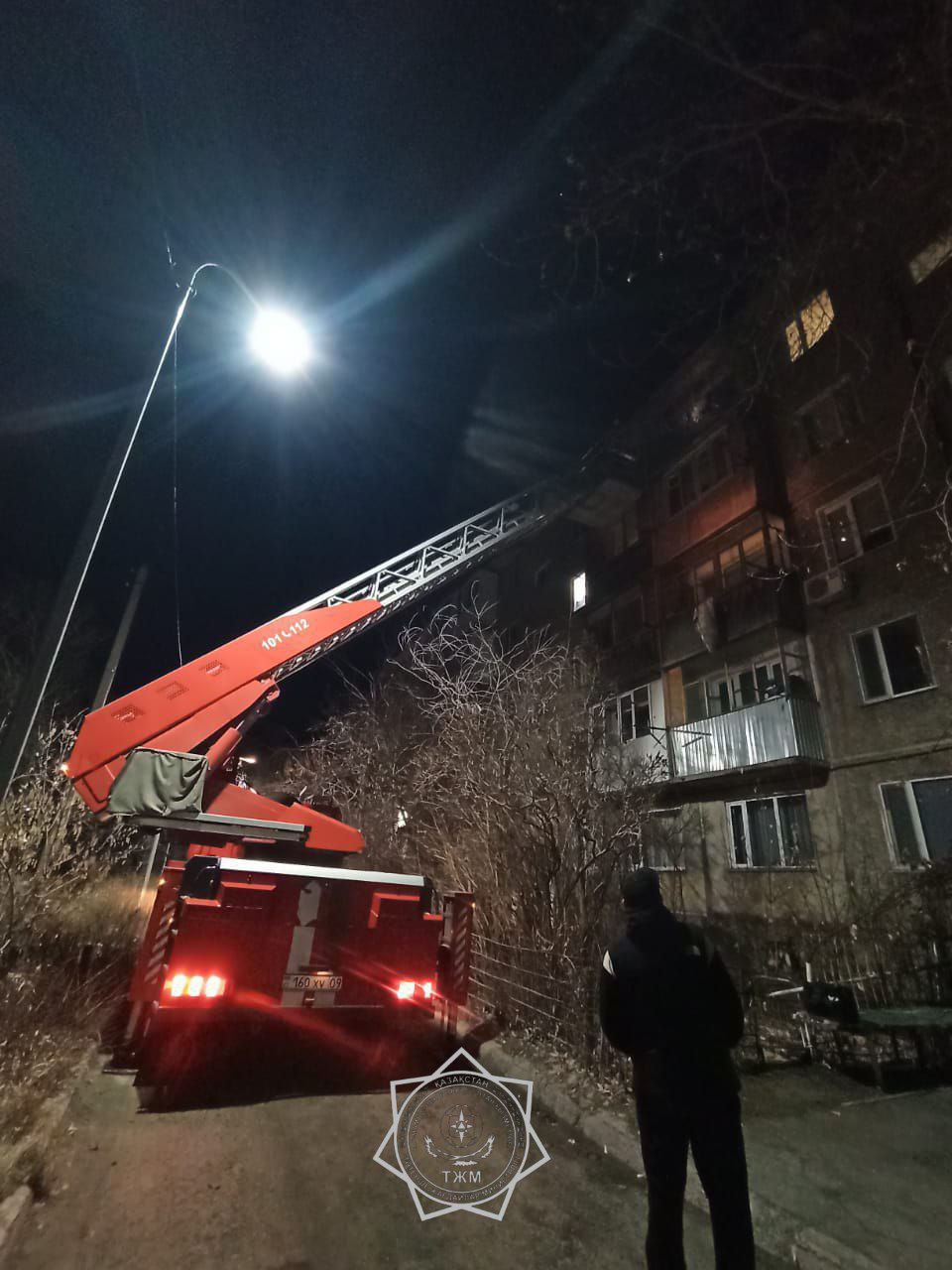 Карагандинские спасатели через окно пришли на помощь троим детям 