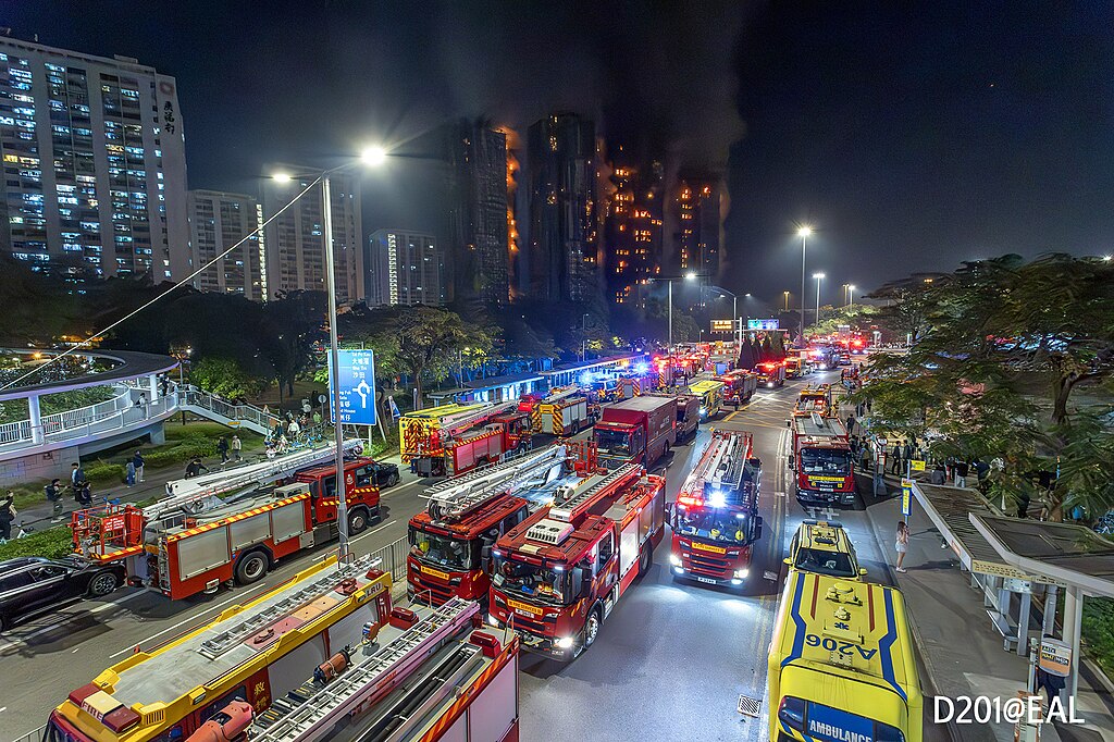 Число погибших при пожаре в Гонконге выросло до 83 человек