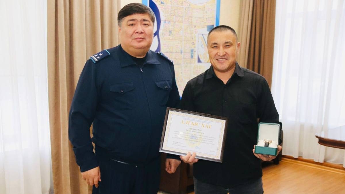 Павлодарца, спасшего ребенка, наградили в полиции