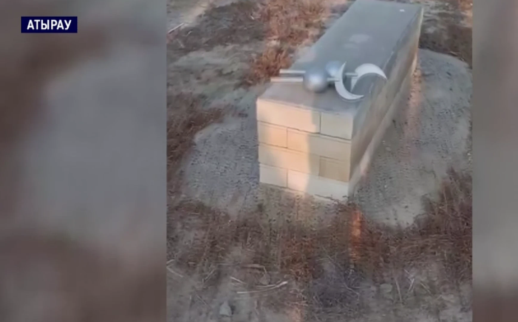 В Атырау вандалы осквернили кладбище