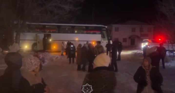 В Абайской области спасатели эвакуировали 35 человек в пункт обогрева