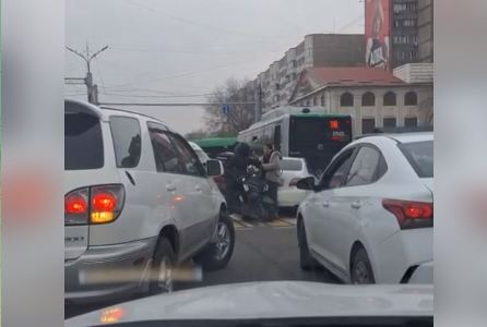 В Алматы на проезжей части произошла потасовка между девушкой-водителем и курьером