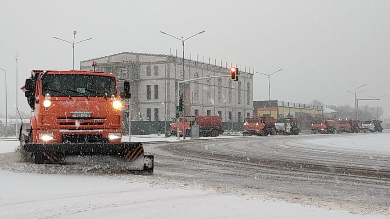 В Астане на дневную уборку снега направлено более тысячи единиц спецтехники