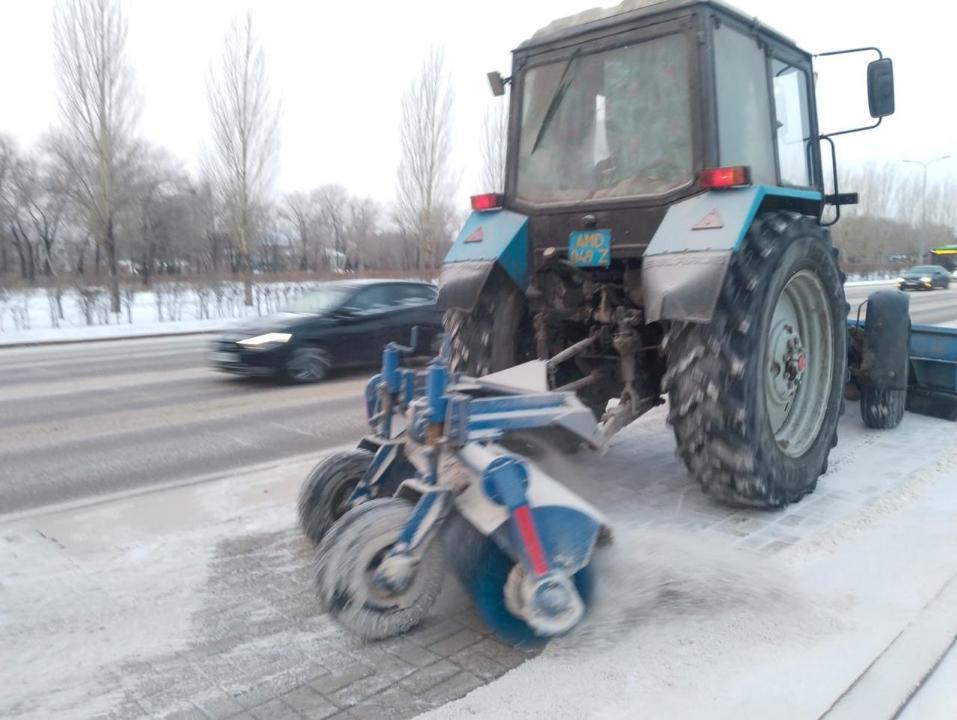 В Астане более 1 300 единиц спецтехники задействованы в уборке снега