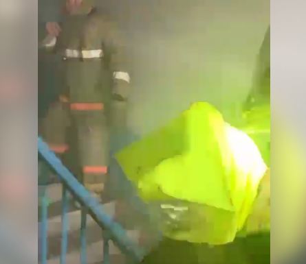 В Шымкенте из горящего дома спасатели эвакуировали жильцов с детьми