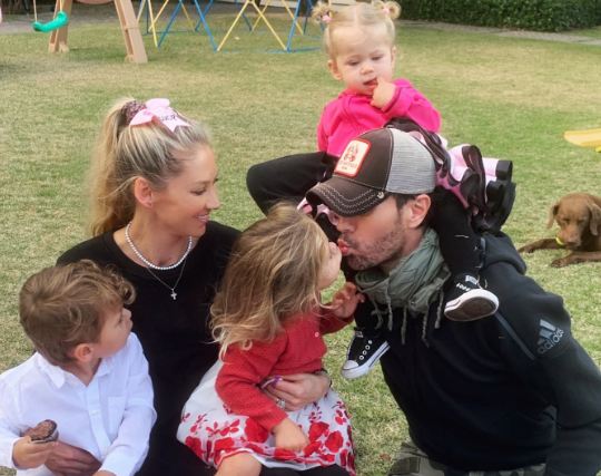 44-летняя Анна Курникова родила четвертого ребенка от Энрике Иглесиаса