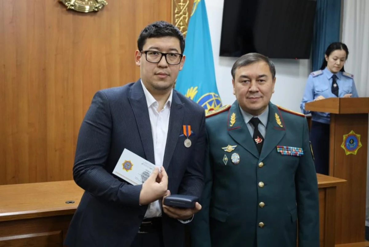 Жителя Астаны наградили медалью за спасение мужчины, провалившегося под лёд