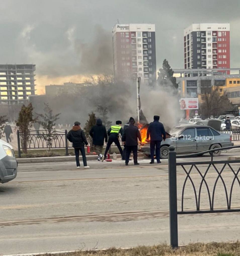 В Актау полицейские потушили загоревшийся автомобиль и спасли жизнь мужчине