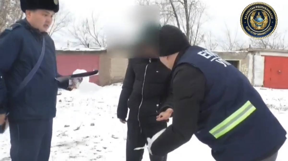 В Караганде полицейские изъяли эфедрон у 19-летнего парня