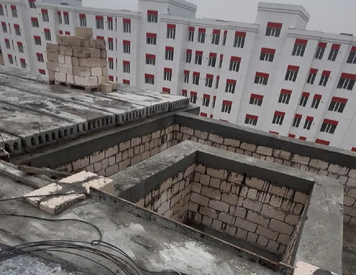 Двадцатилетний рабочий погиб, упав в шахту лифта на стройке в Мангистауской области