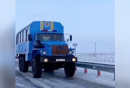 В Карагандинской области спасатели МЧС помогли пассажирам сломавшего автобуса