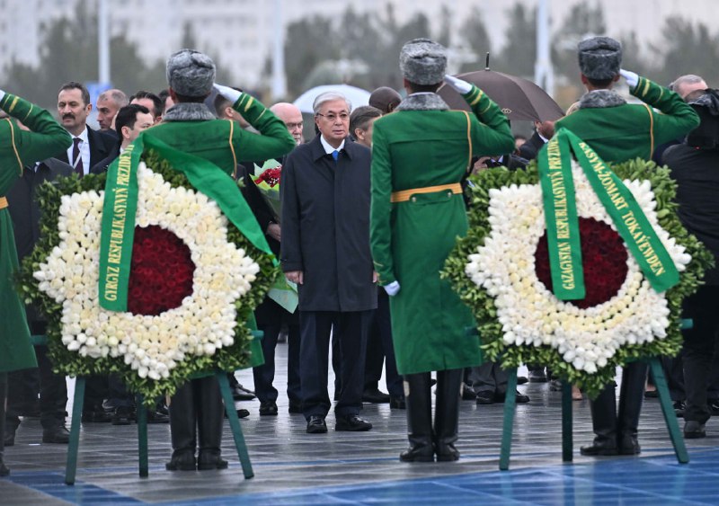Глава государства возложил венок к Монументу Нейтралитета