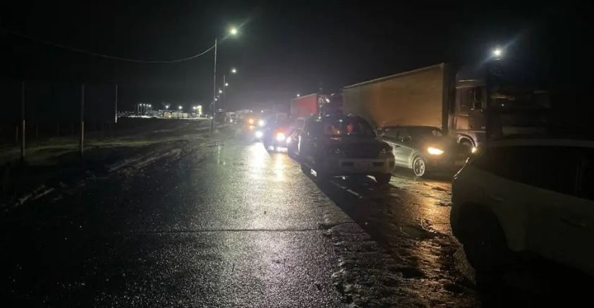 Водители десятков авто застряли из-за непогоды на полпути из Павлодара в Астану