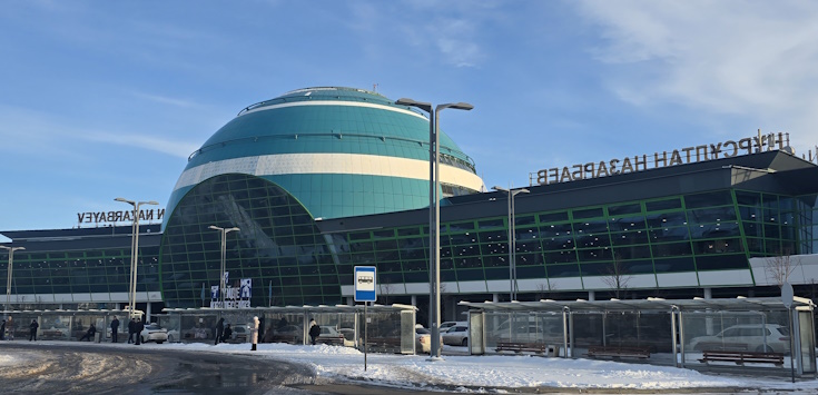 400 человек несколько часов сидели внутри самолёта в аэропорту Астаны