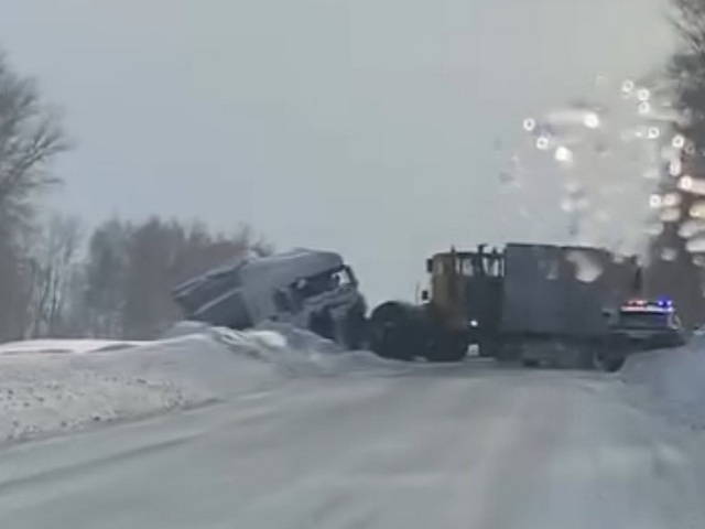 C трассы "Усть-Каменогорск – Риддер" слетел грузовик