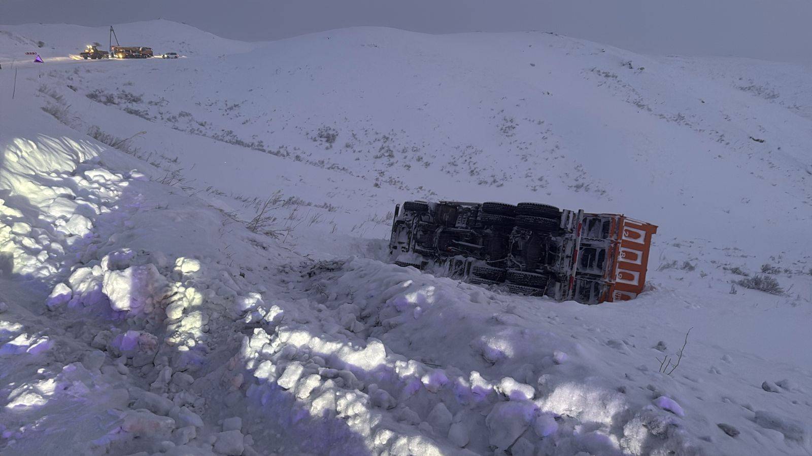 Большегруз опрокинулся на трассе "Усть-Каменогорск – Таргын – Самарское"