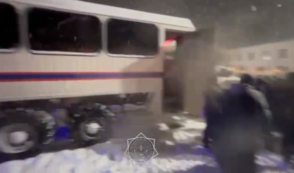 В Актюбинской и Карагандинской областях спасатели эвакуировали более 100 человек в пункты обогрева