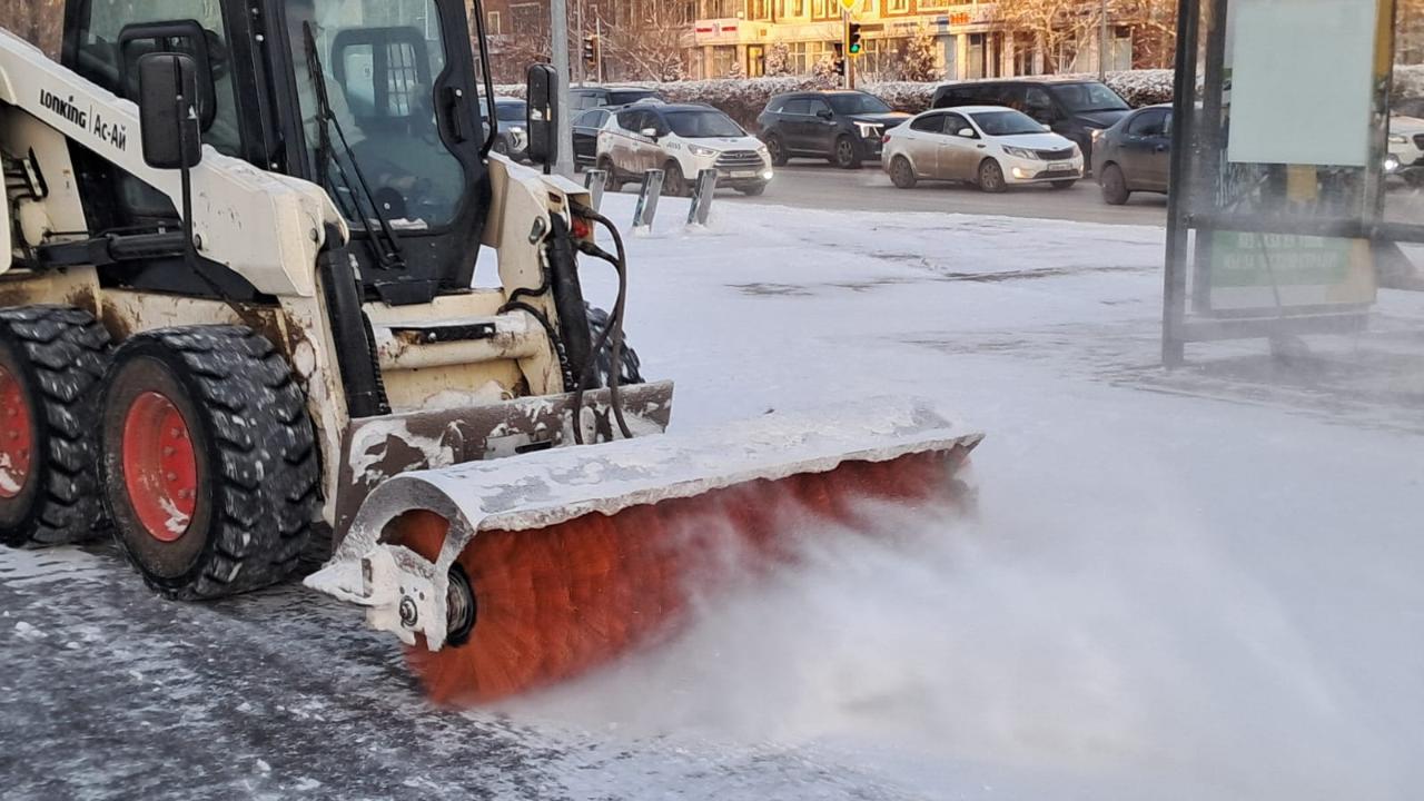 В Астане на уборку снега вышли более 3 000 дорожных рабочих и 1 400 единиц спецтехники
