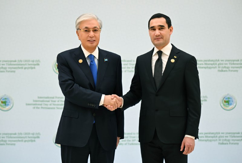 Глава государства прибыл в Конгресс-центр для участия в международном форуме в Ашхабаде