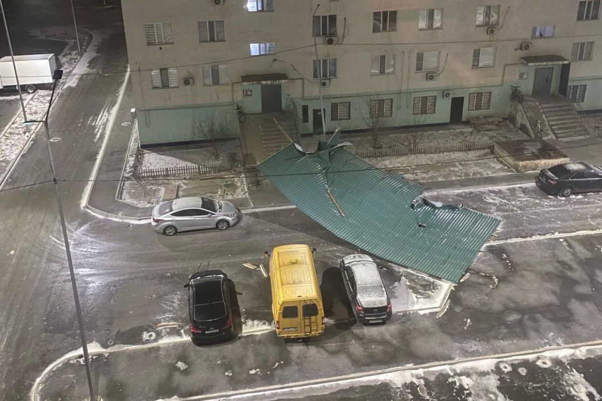 Сильный ветер и гололед: Атырау серьезно пострадал от непогоды