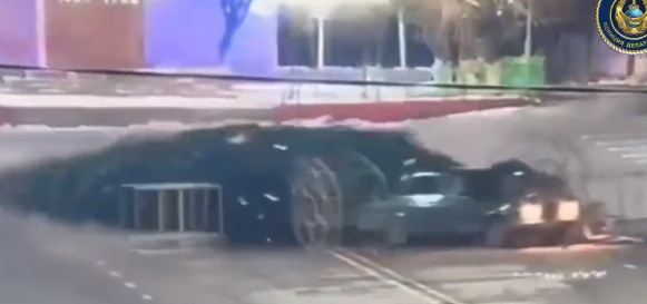 В Сарыагаше водитель авто сбил главную новогоднюю елку