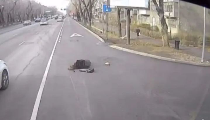В Алматы водитель автобуса, отвлёкшийся на телефон, сбил девушку