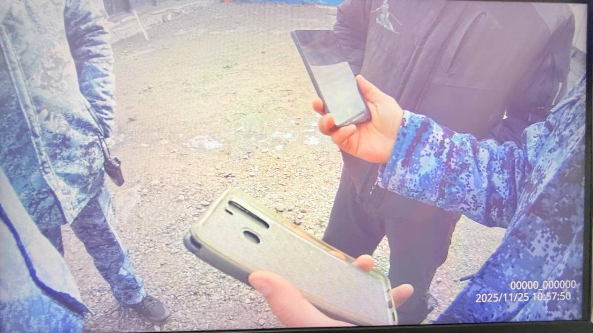 В колонию Семея водитель экскаватора пытался пронести телефон