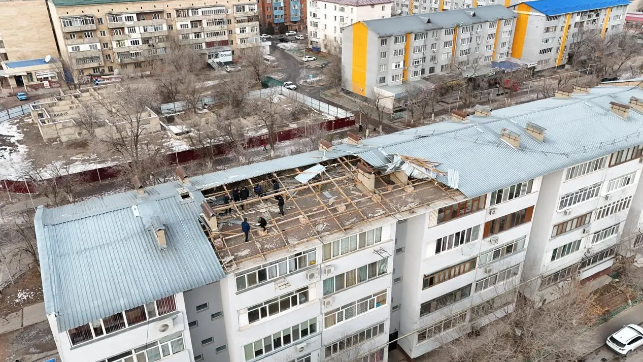 ЧС из-за сорванных ветром крыш объявят в Конаеве