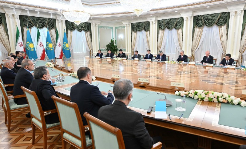 Переговоры Касым-Жомарта Токаева и Масуда Пезешкиана продолжились в расширенном составе с участием делегаций двух стран