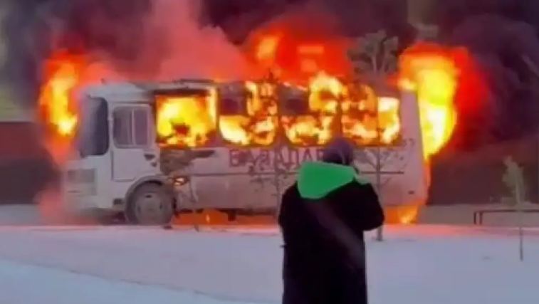 В Косшы возле школы загорелся автобус