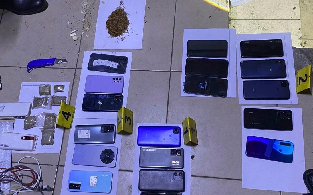 В одно из учреждений Уральска пытались пронести крупную партию запрещенных предметов