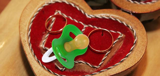 "Парню негде спрятаться": как мужчины себя чувствуют в браке "по залёту"