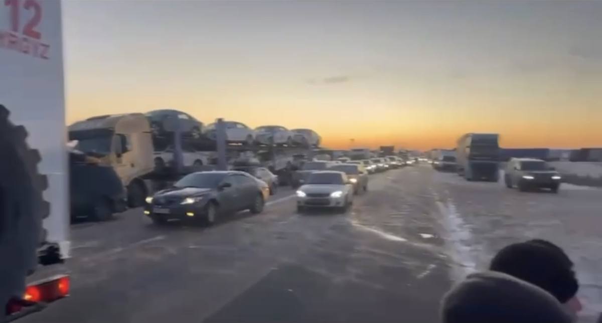 На трассах Актюбинской области скопилось более 1,5 тысячи автомобилей