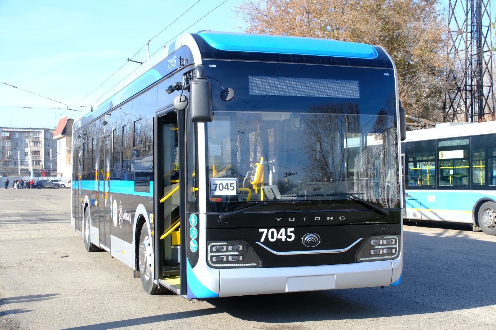 В Алматы автобус протаранил троллейбус