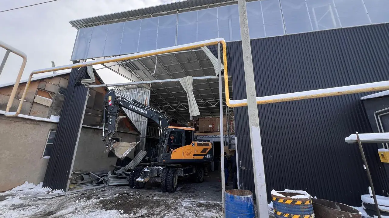 В Алматы сносят двухэтажное здание