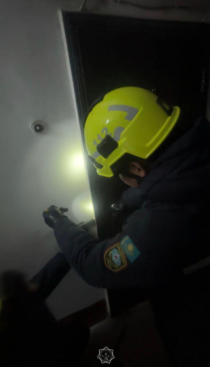 В Кокшетау сотрудники МЧС пришли на помощь к пожилой женщине