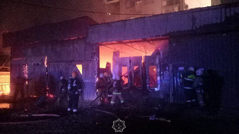 В Алматы загорелась СТО