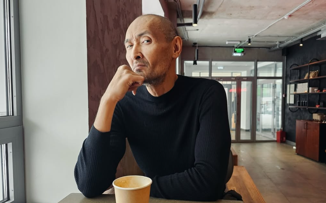 Актёры рассказывают, как звезда "Рэкетира" чувствует себя после инсульта