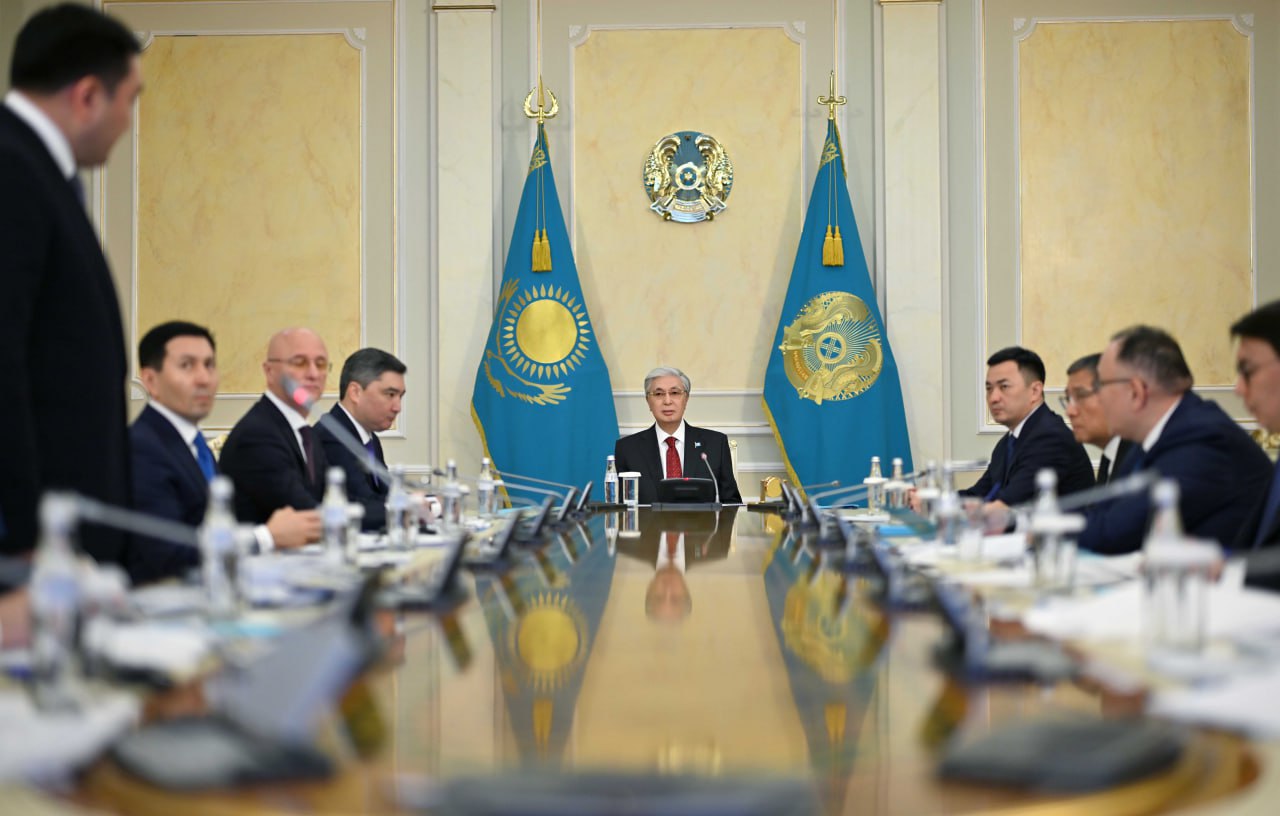 Токаев поручил окончательно решить вопросы по авиатопливу