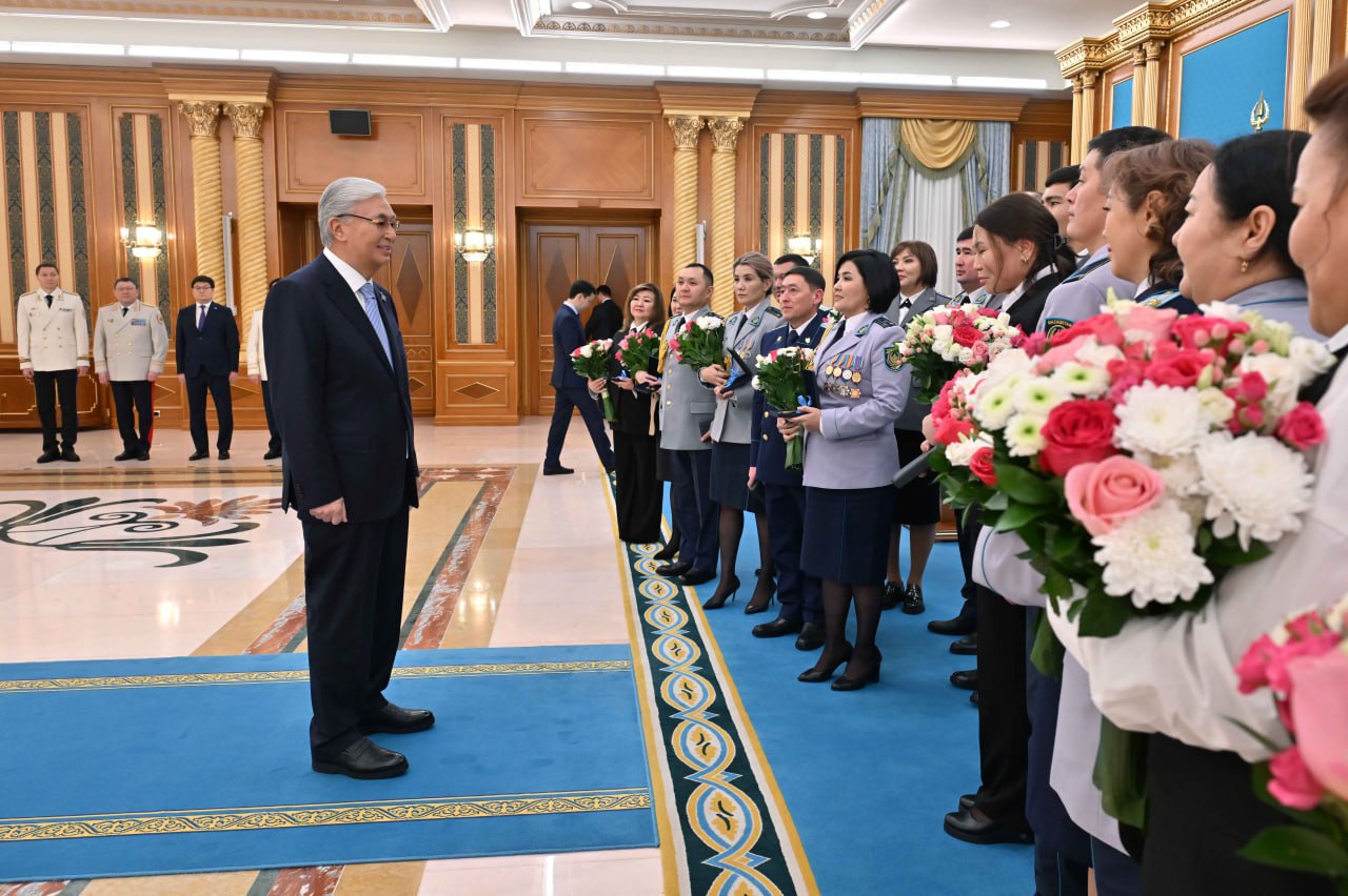 Токаев вручил ключи от квартир сотрудникам Генеральной прокуратуры, Службы государственной охраны и МВД